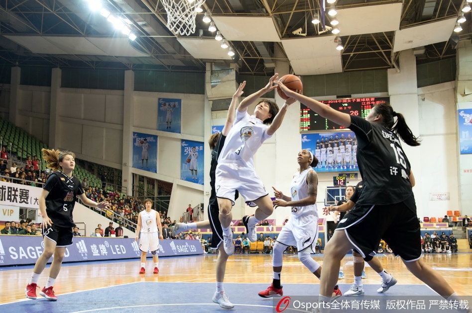 江苏队核心李珊珊运球过半场,她眼神坚定地看向前场,同时伸出三根手指比划战术手势,身旁的广东队防守球员寸步不离,紧贴着她,场上气氛紧张到了极点。