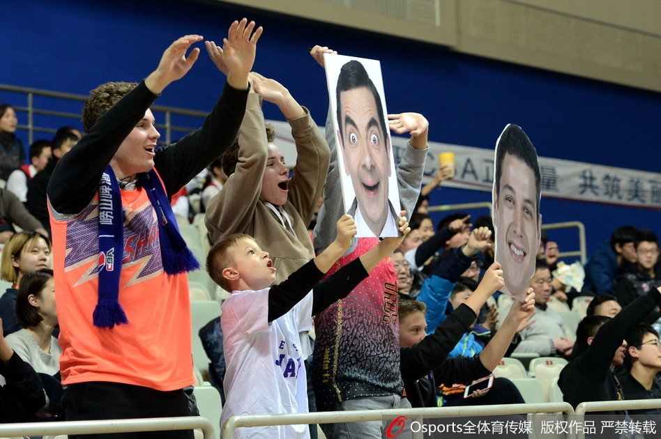 主教练在场边大声指挥，手臂奋力挥动，眼神坚定，传递着不容置疑的战术意图。