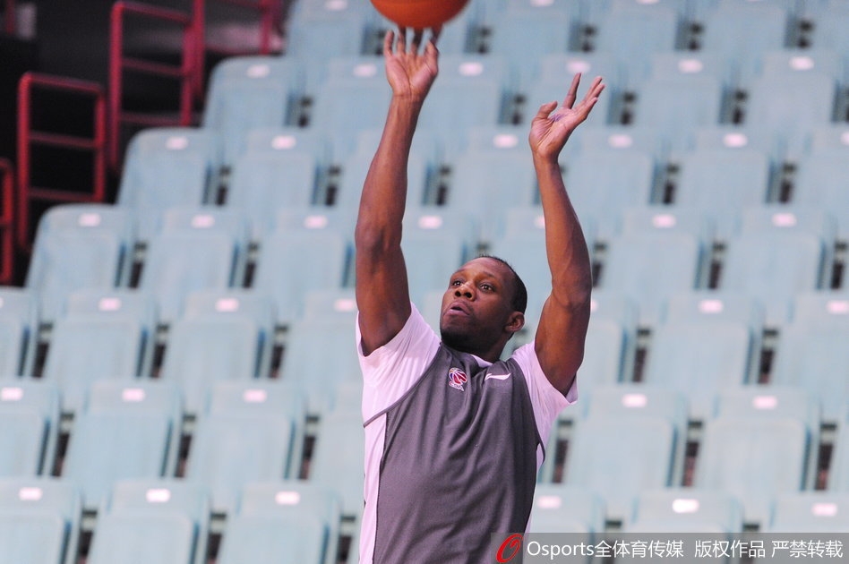 训练场边韩德君露出朴实笑容,这位东北大汉用标志性的憨笑诠释着赛前的良好心态