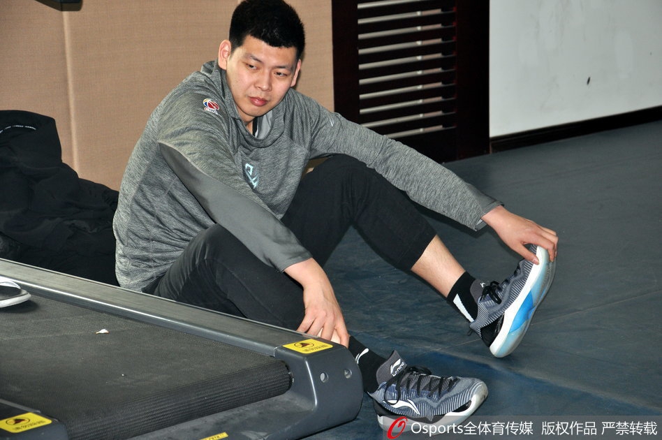 训练结束后,丁彦雨航和劳森一起走向场边,两人边走边聊,神态轻松。夕阳的余晖透过体育馆的窗户洒在他们身上,给这一刻的和谐画面镀上了一层温暖的金色。