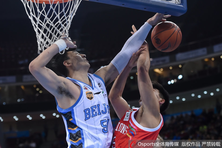 北京队射手王骁辉在三分线外手起刀落，篮球划过一道完美弧线直钻网心，瞬间点燃了主场球迷的热情。