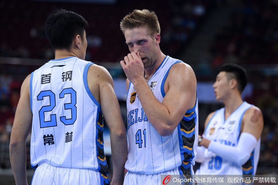 方硕在比赛关键时刻持球单打，面对防守球员的贴身紧逼，他毫不畏惧，眼神中透露出必胜的信念和杀手的本色。