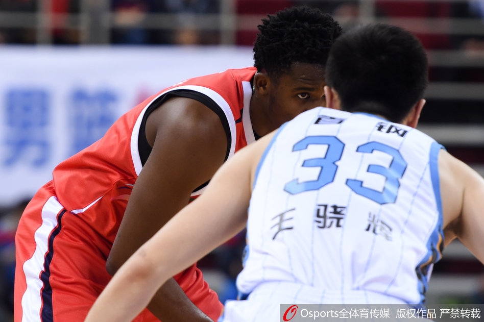 终场哨响，北京队球员们如释重负，翟晓川与队友击掌相庆，这场来之不易的胜利是对他们末节坚韧表现的最好回报。