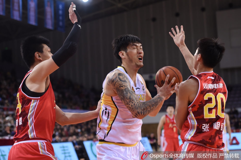 北控外援兰多夫背身单打，利用强壮的身体倚住防守，肌肉碰撞的瞬间仿佛能听到赛场上的沉闷巨响。