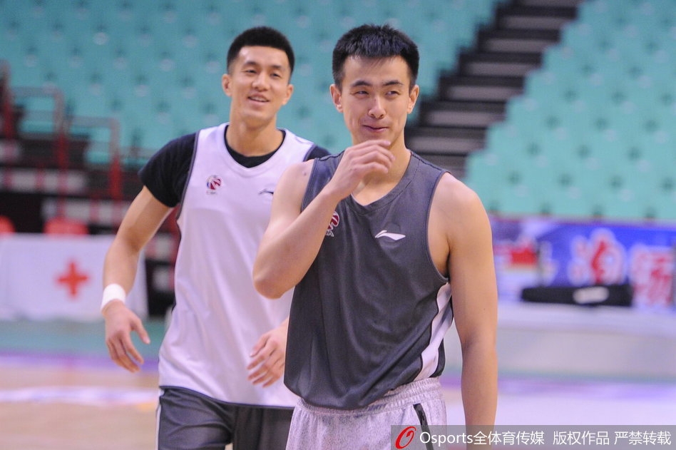 训练结束后,赵继伟在场边拉伸放松,郭艾伦则在一旁认真聆听教练的战术指导