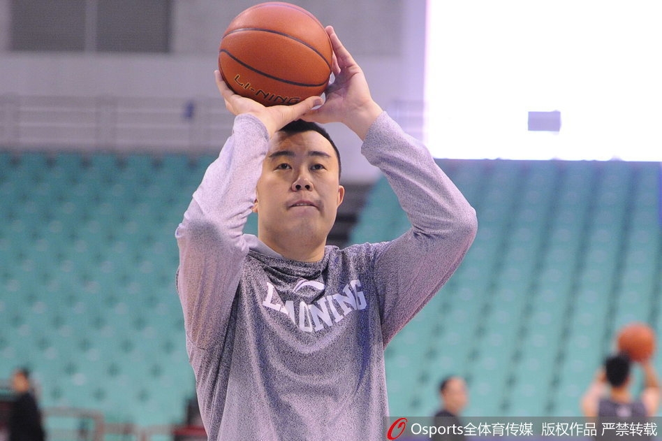 赵继伟在加练中持球组织,眼神犀利,郭艾伦则在侧翼跑位随时准备接球进攻