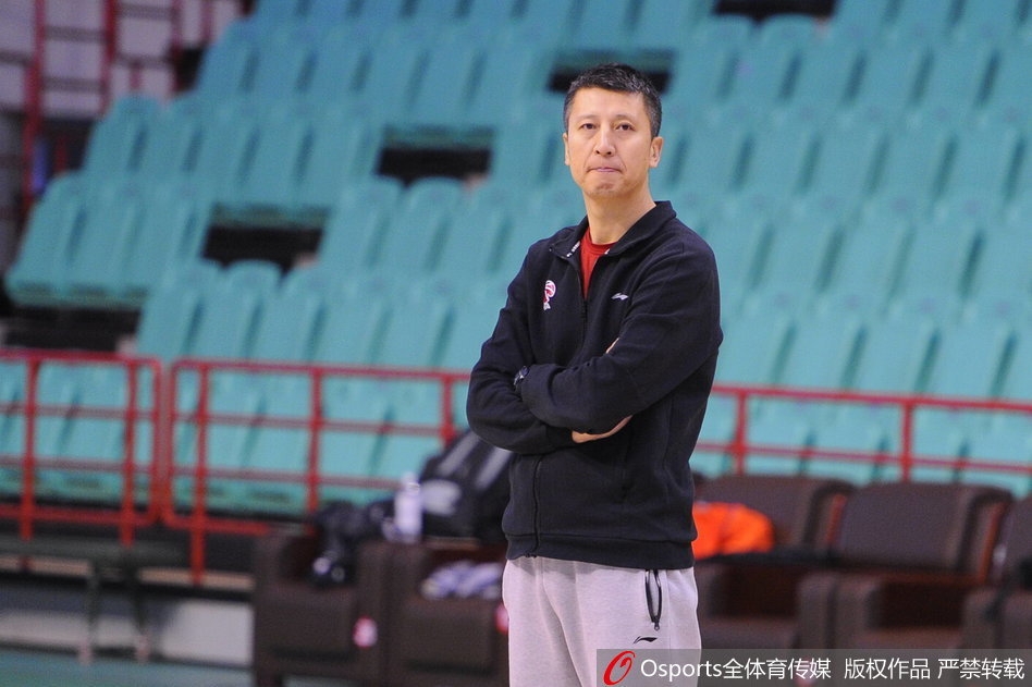 加练中的郭艾伦面对防守悍将的干扰,依然稳稳命中后仰跳投,场边空无一人