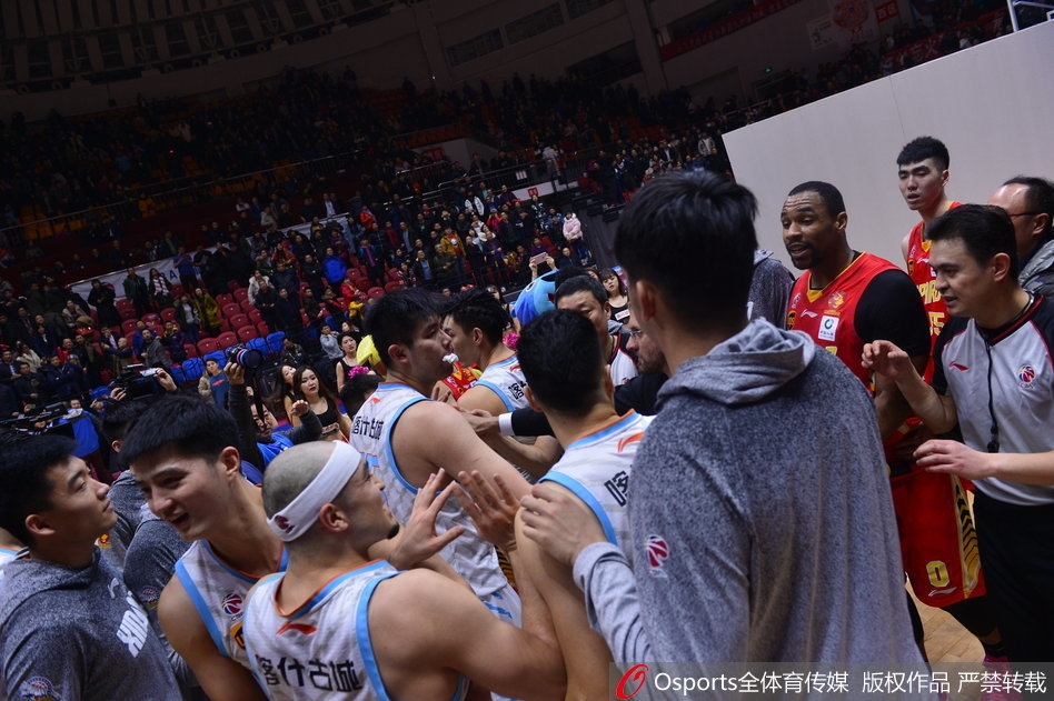 深圳外援萨林杰如同一头被激怒的公牛,在安保人员和队友组成的人墙中左冲右突,他满脸通红,手臂奋力挥舞,只想冲破阻拦冲向主队通道深处。