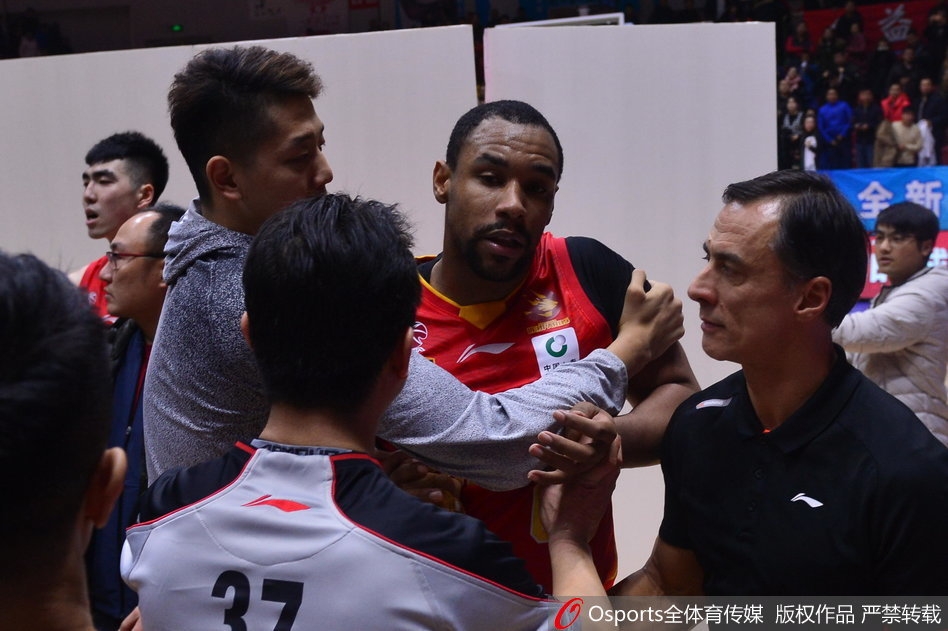 就在一片混乱的人群脚下,一块白色的广告牌已经脱离了原本的位置,孤零零地躺在那里,边缘处有明显的凹陷和破损,成为了这场冲突的无声牺牲品。