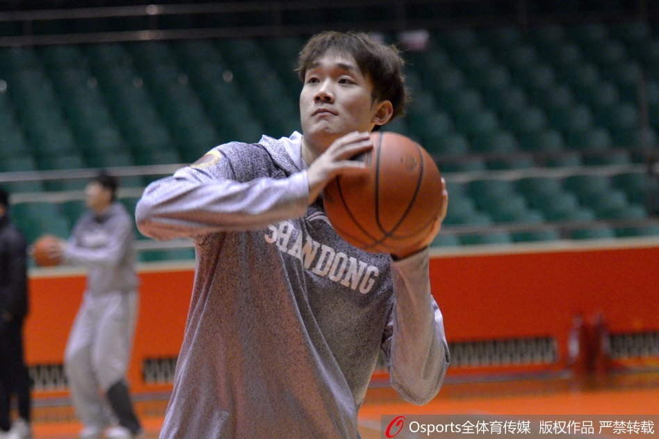 训练场上丁彦雨航全神贯注，眼神坚定地望向前方，浑身散发着本土MVP的自信光芒。