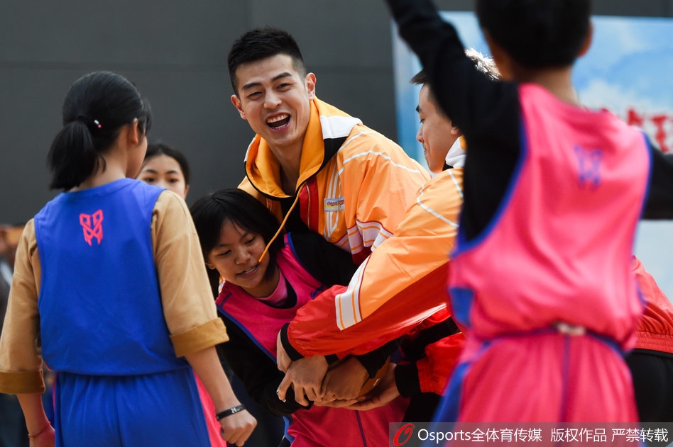 赵继伟和方硕并肩而立，被一群笑容灿烂的小球员簇拥在中间，所有人对着镜头比出大拇指，画面定格在满是希望的瞬间。