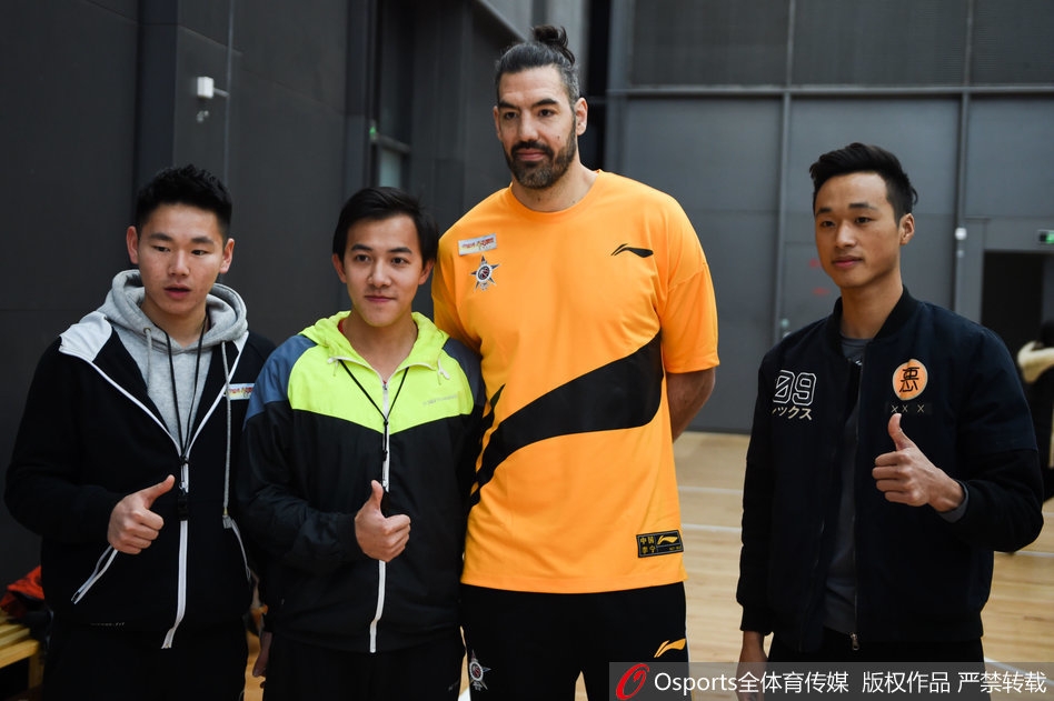 活动结束后，小球迷依依不舍地拉着方硕的手，方硕低头倾听小朋友说话，画面充满了温情与传承的温度。