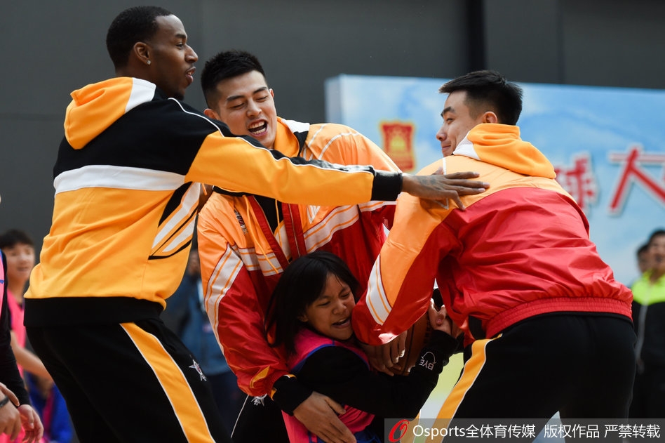 在专业篮球场内，一名小球员正在努力突破方硕的防守，方硕张开双臂认真防守，眼神中满是鼓励与肯定。