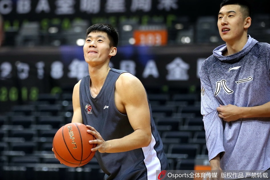 北区新锐队的年轻球员们围成一圈,聚精会神地聆听着王治郅的战术布置,脸上写满了对即将到来挑战的渴望与憧憬。