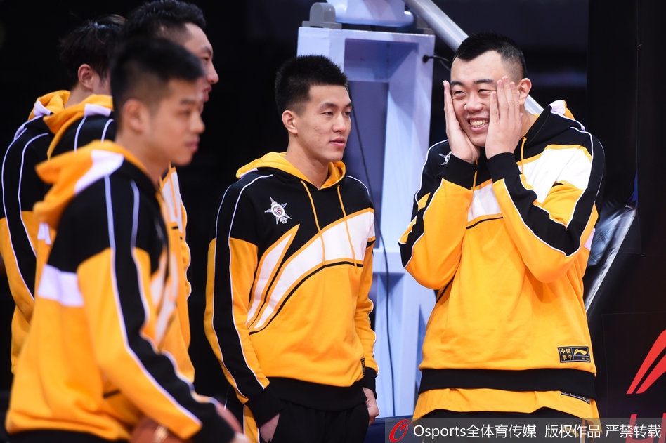 韩德君在训练间隙独自练习,虽然体型庞大,但手上的动作却十分柔和,他正在为即将到来的全明星正赛做着准备,脸上带着标志性的憨厚表情。