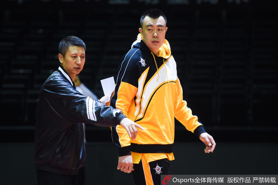 面对郭艾伦无休止的“骚扰”,韩德君终于转过身来,伸出巨大的手掌似乎要“反击”,两人就这样在训练场边你一言我一语地斗起嘴来,画面充满了喜感。