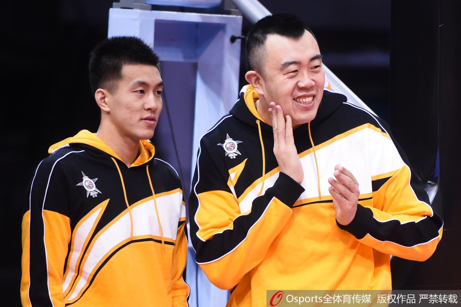 训练结束后,郭艾伦一边喝着水,一边不忘回头与身后的韩德君继续刚才未完的“理论”,两人之间的互动仿佛有说不完的话题,成为训练场边一道独特的风景线。