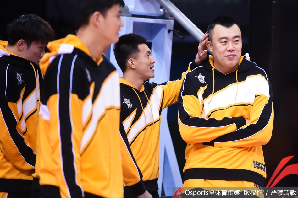 郭艾伦在训练中运球通过,眼神专注中带着一丝狡黠,身后的韩德君张开双臂,似乎正在防守这位灵活的队友,但脸上的笑意却出卖了他此刻轻松的心情。