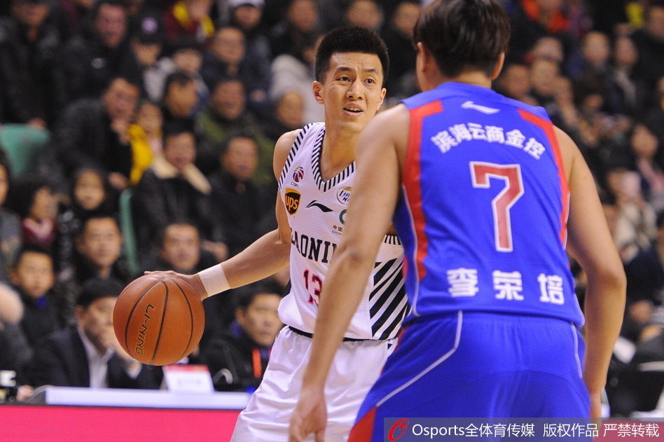 韩德君利用他庞大的身躯在禁区卡住位置,轻松摘下前场篮板,随后二次进攻得手,展现了CBA顶级内线的绝对统治力。