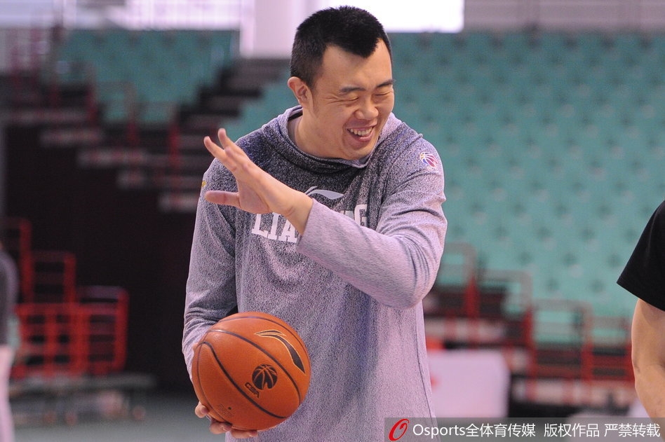 韩德君训练间隙与队友交流,憨笑中透着队长的担当,辽宁男篮更衣室氛围融洽