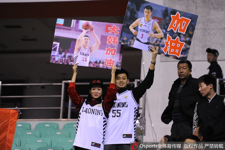 赛后，辽宁男篮全体队员手拉手走向场地中央，向看台上久久不愿离去的球迷们鞠躬致谢。蓝色的球场灯光映照着球员们的身影，看台上是依然挥舞着双臂的球迷，场面温馨而感人。