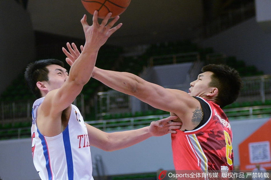 天津队射手张智涵底角三分出手，皮球在空中划出一道彩虹般的优美弧线，空心入网。