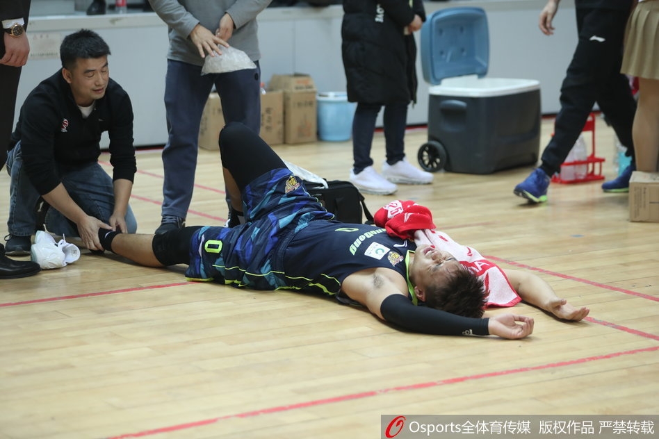 青岛外援兰佩顶防易建联,两人肌肉碰撞火花四溅,兰佩此役砍下大号两双