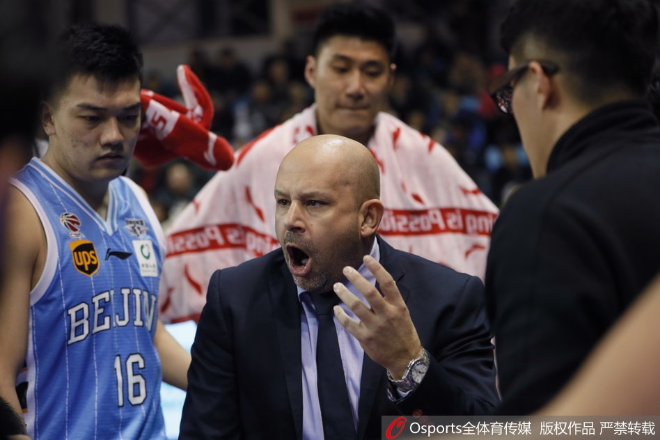 吉林外援韦弗在防守球员的紧逼下，依然从容运球，眼神坚毅地观察着场上的局势，仿佛在寻找一击制胜的杀机。