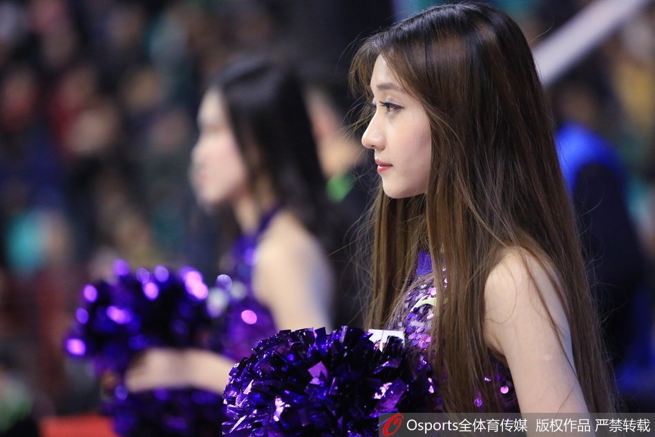 伴随着动感的音乐节拍，篮球宝贝们整齐划一地舞动身体，她们自信的笑容和充满活力的身姿，仿佛拥有魔力一般，让整个球馆的空气都跟着跳动起来。