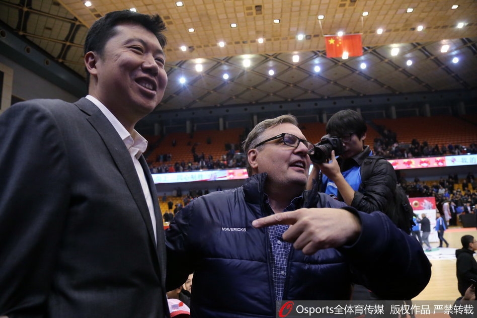 交流中，小尼尔森对着王治郅开怀大笑，眼角的鱼尾纹里藏满了故事，一旁的翻译也忍俊不禁，被这轻松的气氛感染。