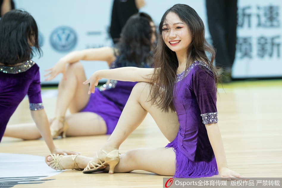 比赛进入白热化，暂停期间的啦啦队摆出充满力量的造型，用静止的瞬间积蓄能量，仿佛与场上的队员们同呼吸共命运。