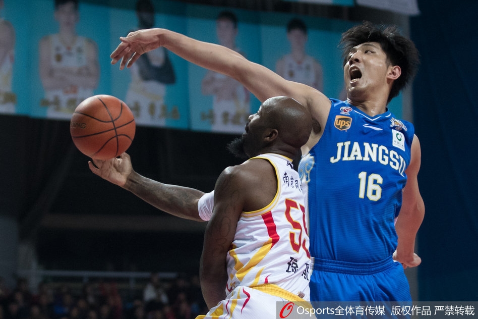 江苏肯帝亚大外援米罗斯拉夫·拉杜利察在篮下展现万钧之力，用厚实的身躯卡住位置，双手紧握篮球，霸气十足。