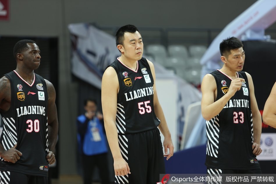 浙江队斯托克斯旱地拔葱完成双手暴扣，篮筐仿佛都在颤抖，气势如虹