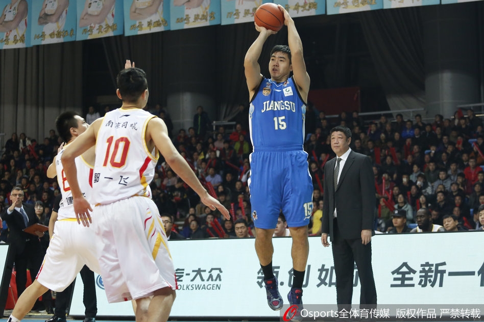 江苏队长易立在人群中高高跃起，上演单手劈扣，仿佛时光倒流，重现当年风采，引爆了肯帝亚的替补席。