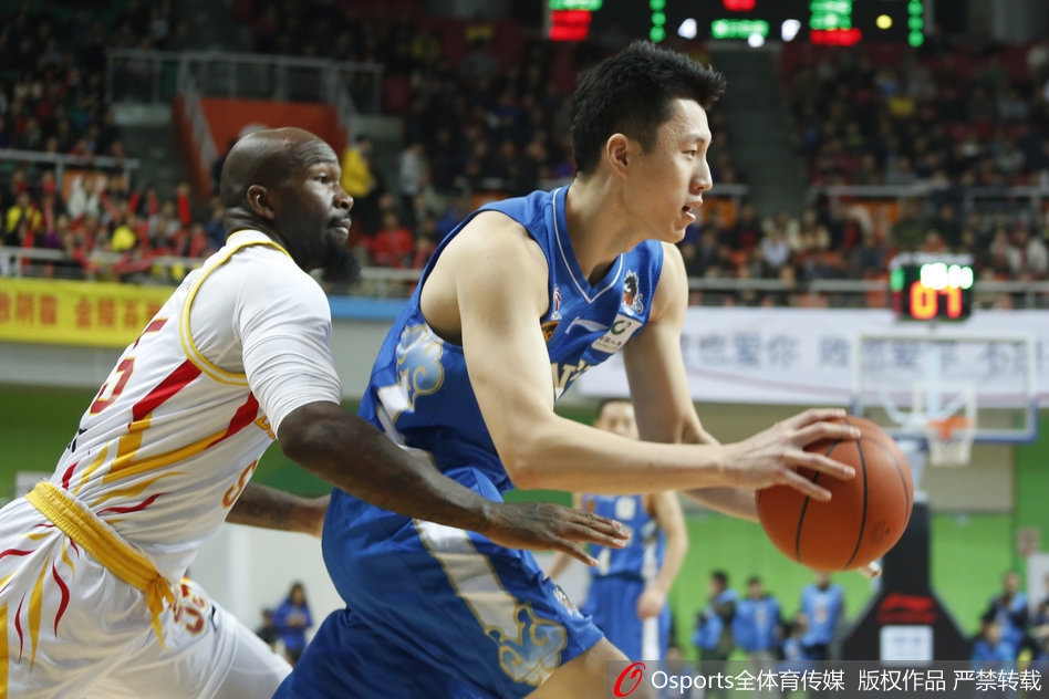 同曦老将唐正东在内线策应，面对旧主，他的动作依然扎实稳健，用经验为年轻队友创造机会。