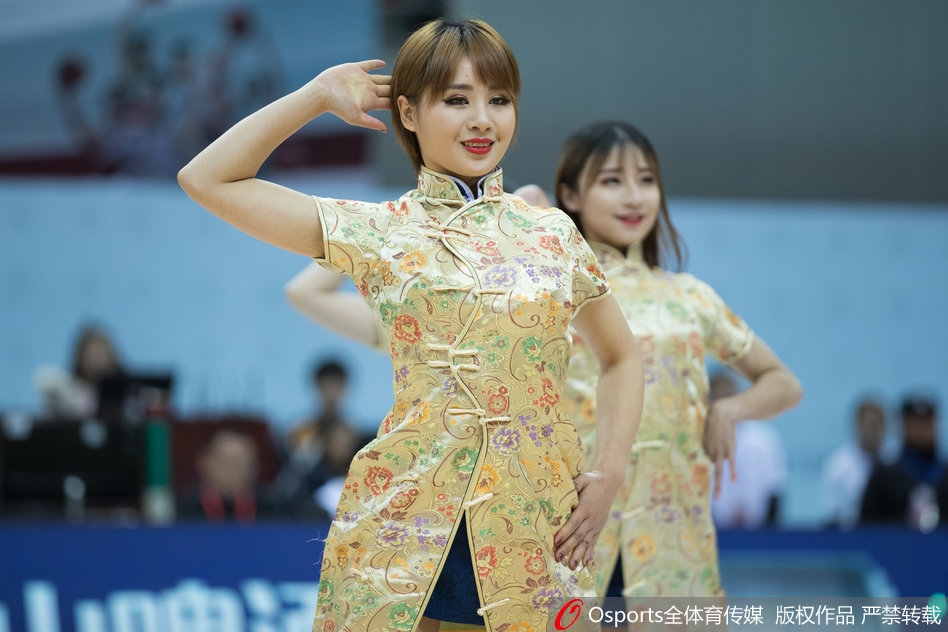 镜头拉远，六位篮球宝贝在宽敞的球场上呈扇形排开，她们舒展手臂摆出优雅造型，专业素养不输任何职业舞蹈团体。