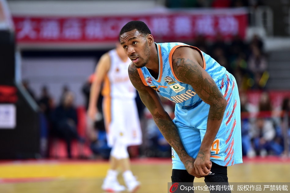 山西队球员在主场球迷的欢呼声中围在一起振臂高呼，这一场来之不易的胜利让全队的士气达到了顶点，他们的脸上写满了骄傲。