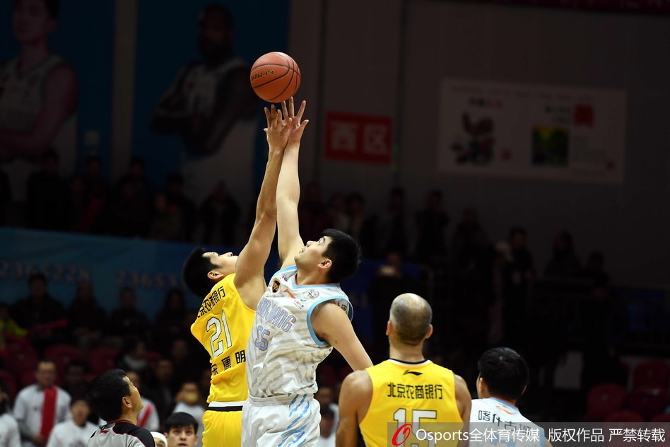 俞长栋高高跃起,在对方头顶生生摘下一个前场篮板,落地瞬间仿佛带着万钧之力,点燃了全队的士气。