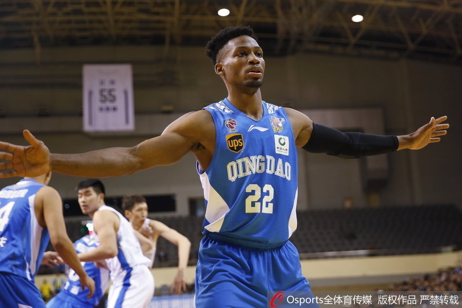 江苏队的柳伟在篮下卡位奋力拼抢篮板，他利用宽厚的身体顶住对手，高高跃起将球收入囊中，这是内线球员最纯粹的肌肉碰撞。