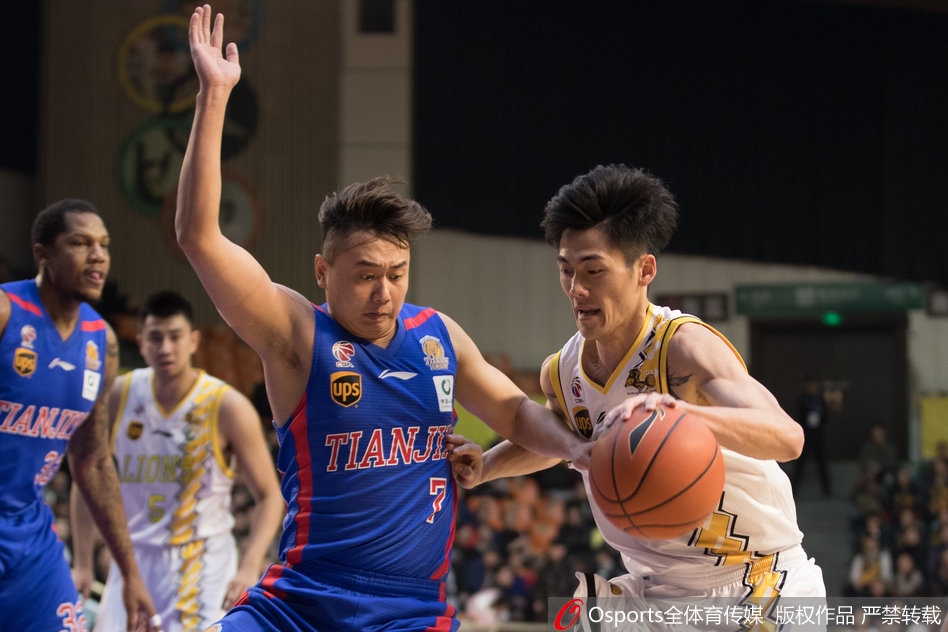 天津队杰特运球过半场，面对两人包夹防守毫无惧色，利用娴熟的背后运球试图摆脱纠缠。