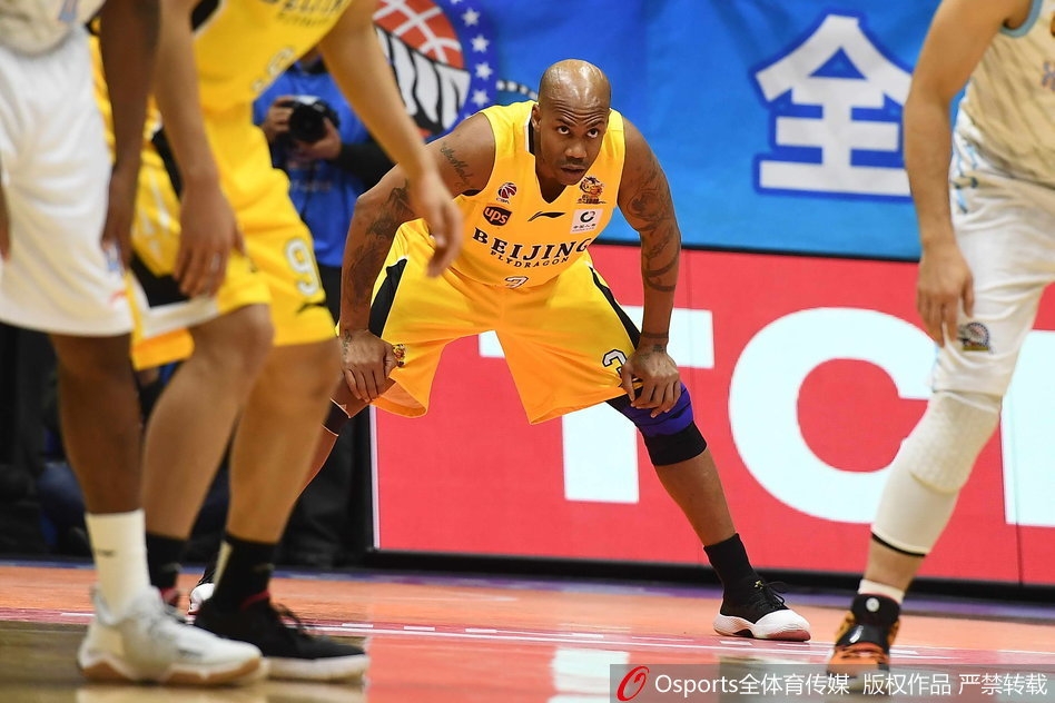 北控老将马布里持球推进,面对年轻后卫的贴身紧逼,依然闲庭信步,他的每一次运球都像是在书写不老的传说。