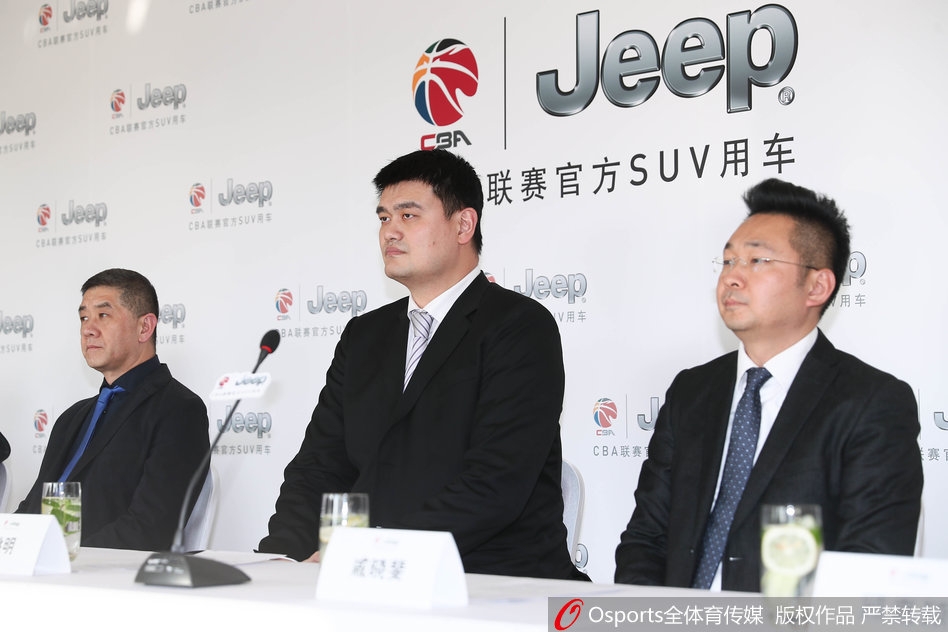 发布会舞台背景板上，巨大的Jeep与CBA标志并列而置，姚明与嘉宾们并肩站在台上，共同启动这一激动人心的合作项目。