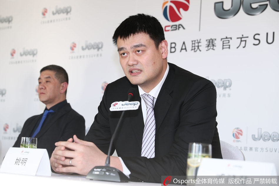 发布会现场座无虚席，媒体记者们纷纷举起相机，闪光灯此起彼伏，记录下中国篮球商业化进程中的这一重要瞬间。