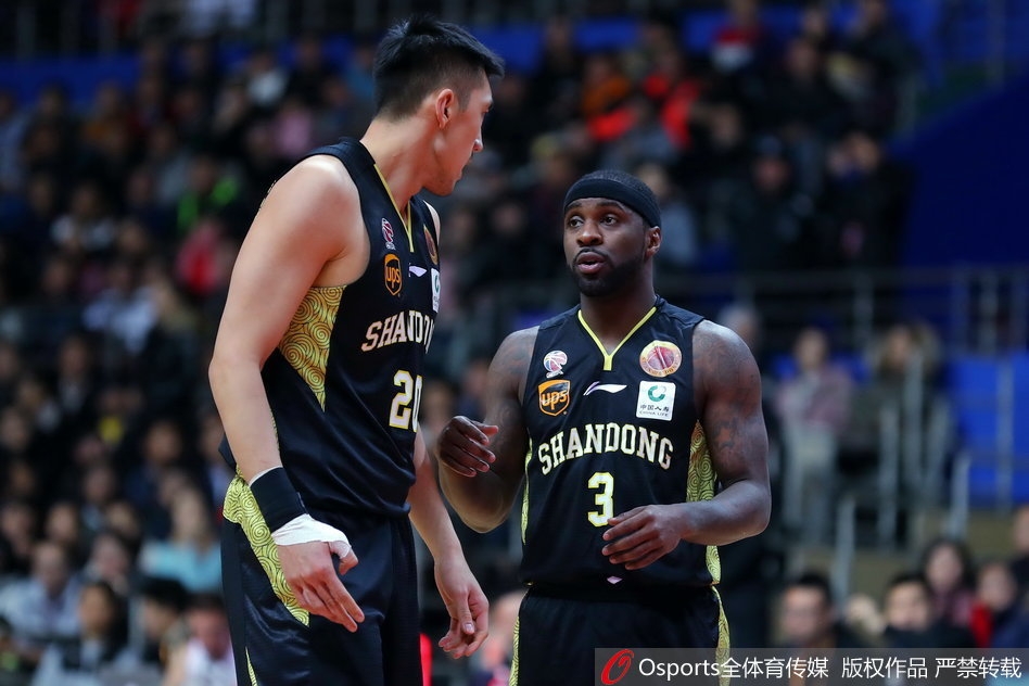 蔡亮摆脱防守后轻盈挑篮得分，作为本土球员的他此役贡献14分，用实际行动支援了两位超级外援。