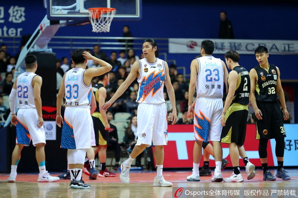 弗雷戴特迎着防守球员高高跃起，手腕轻抖，三分球如精确制导导弹般空心入网，瞬间点燃整个源深体育馆。