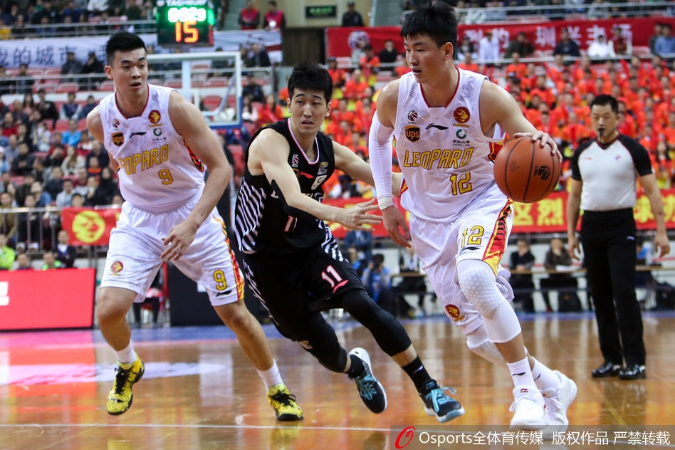 辽宁核心郭艾伦在深圳队严防下强行突破，他手中的篮球仿佛与身体融为一体，试图在铜墙铁壁中撕开一道裂缝。