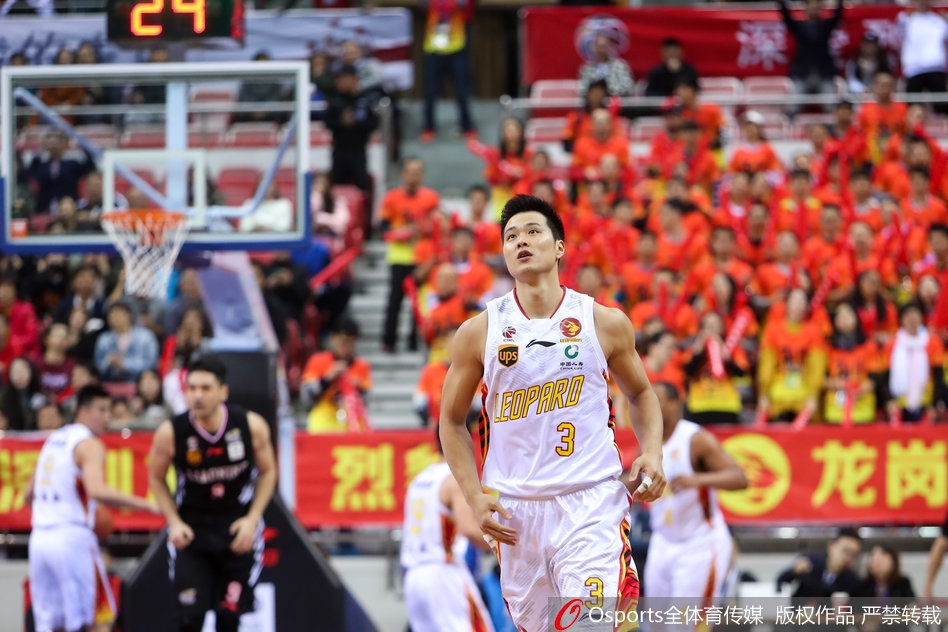 终场哨响，深圳队员们激情相拥，庆祝这场来之不易的胜利，他们的笑容和汗水交织在一起，这是属于团队的荣耀时刻。