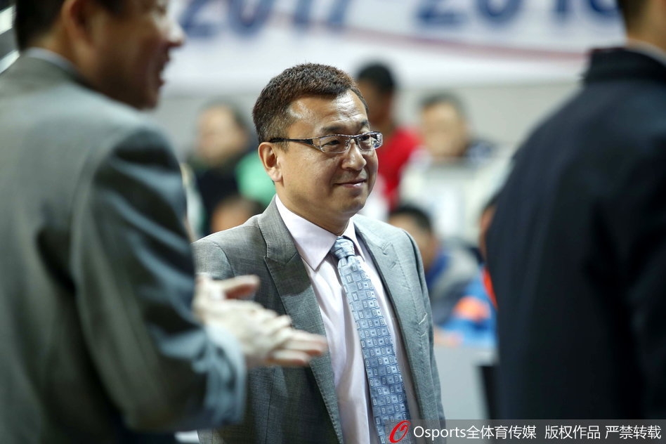 福建队外援史密斯在快攻反击中如旋风般掠过球场,他轻盈地挑篮得手,为球队的逆转之火再添一把干柴。