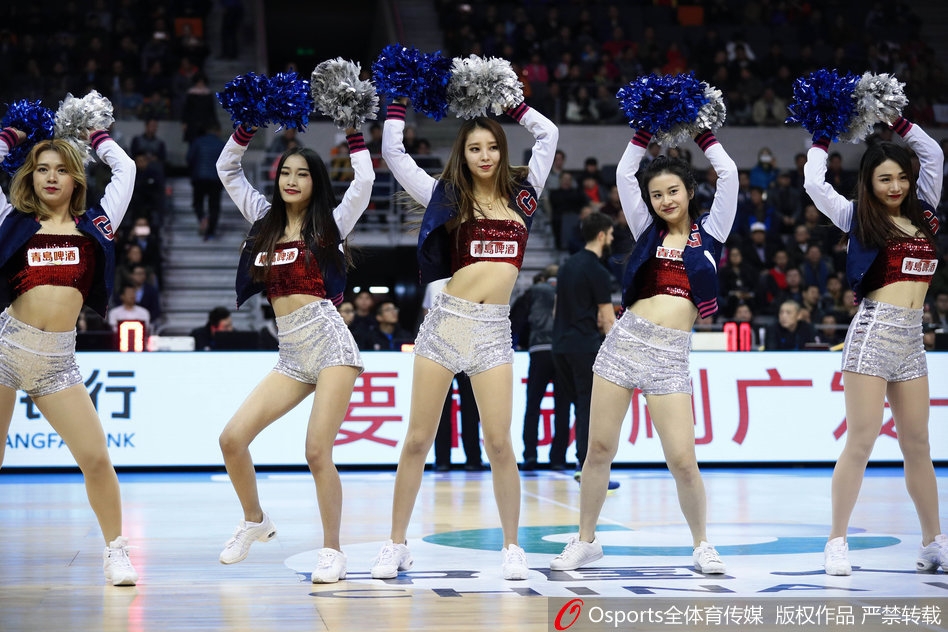 另一场比赛日抓拍,灯光变换成梦幻的紫色,宝贝们的剪影充满力量感,她们是赛场上一道流动的风景线,让紧张的比赛节奏张弛有度。