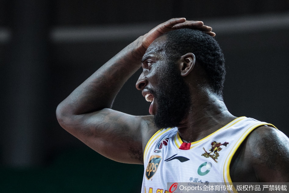 赛后，获胜的青岛队球员们难掩兴奋之情，他们围在一起，握紧双拳，共同庆祝这场来之不易的客场胜利，笑容绽放在每个人脸上。